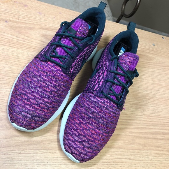 *SOLD!* Nike Roshe One Flyknit Running Shoes - Picture 2 of 8